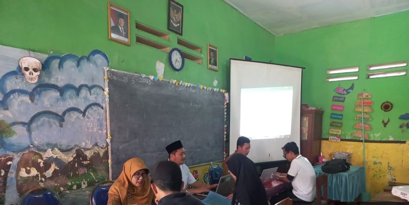 DARING: Panitia SPMB SDN Mlaten, Kecamatan Puri, melayani penyerahan sekaligus verval berkas calon siswa baru, tahun lalu. 