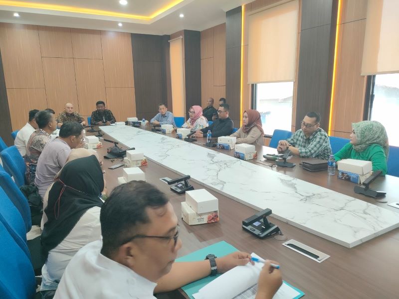 WAKIL RAKYAT: Komisi IV DPRD Kabupaten Mojokerto menggelar RDP bersama para pekerja dan pemda untuk mencari solusi persoalan PHK di PT Alu Aksara Pratama.