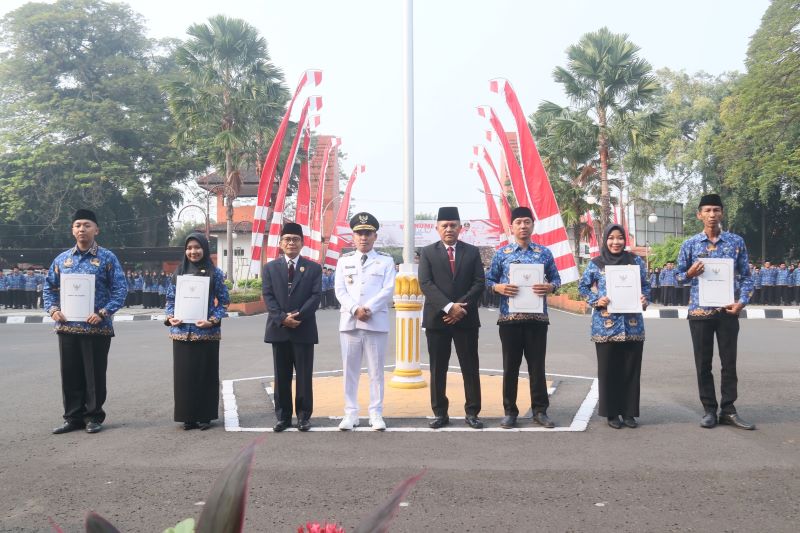 PEGAWAI BARU: Bupati Muhammad Albarraa didampingi Kepala Kanreg II BKN Surabaya A. Darmuji menyerahkan petikan keputusan bupati tentang pengangkatan ratusan CPNS dan PPPK tahap satu di halaman kantor