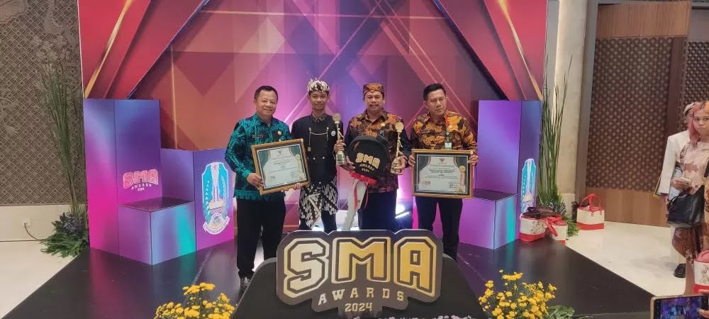 M. Alif Saputra, siswa asal SMA Negeri 1 Bangsal, yang berhasil mengharumkan nama lembaganya dalam SMA Awards 2024 yang diikuti pelajar se-Jawa Timur.