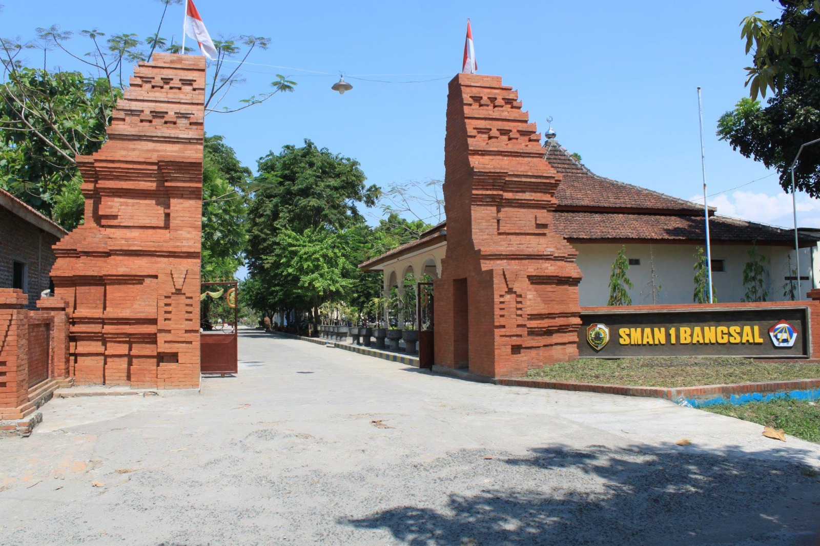 Gerbang SMAN 1 Bangsal Kabupaten Mojokerto.