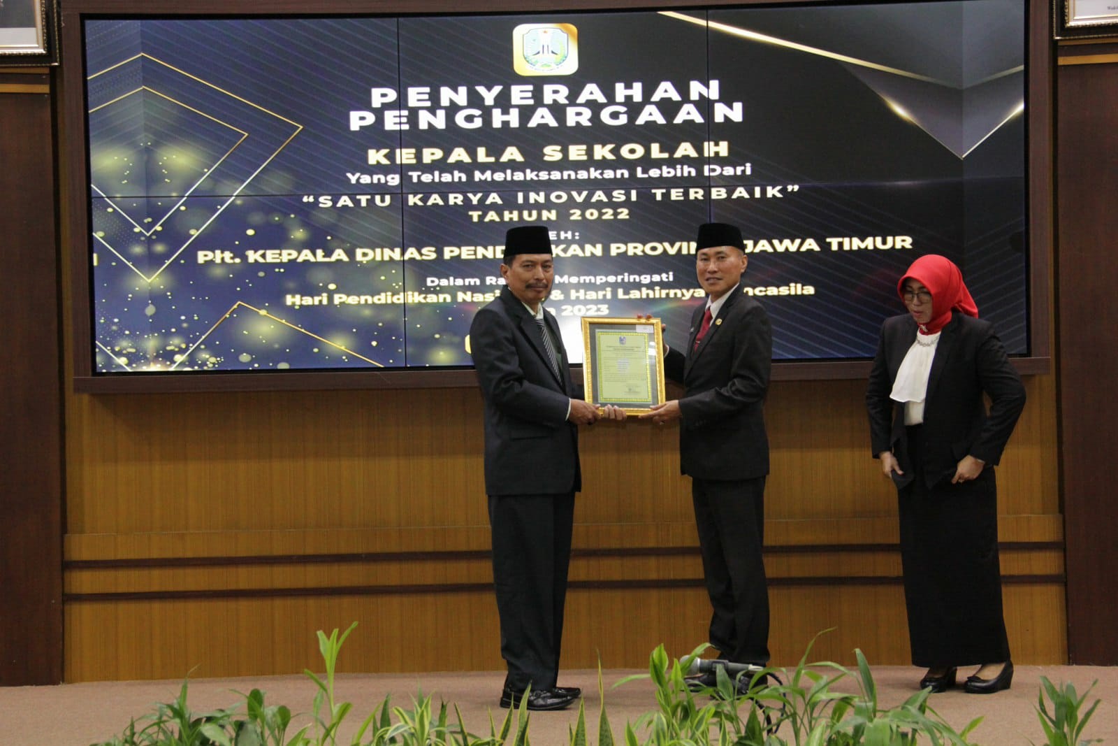 MEMBANGGAKAN: Kepala SMAN 1 Puri Sutoyo, S.Pd, M.Pd menerima penghargaan dari Kepala Dinas Pendidikan Provinsi Jawa Timur Wahid Wahyudi pada 2023.