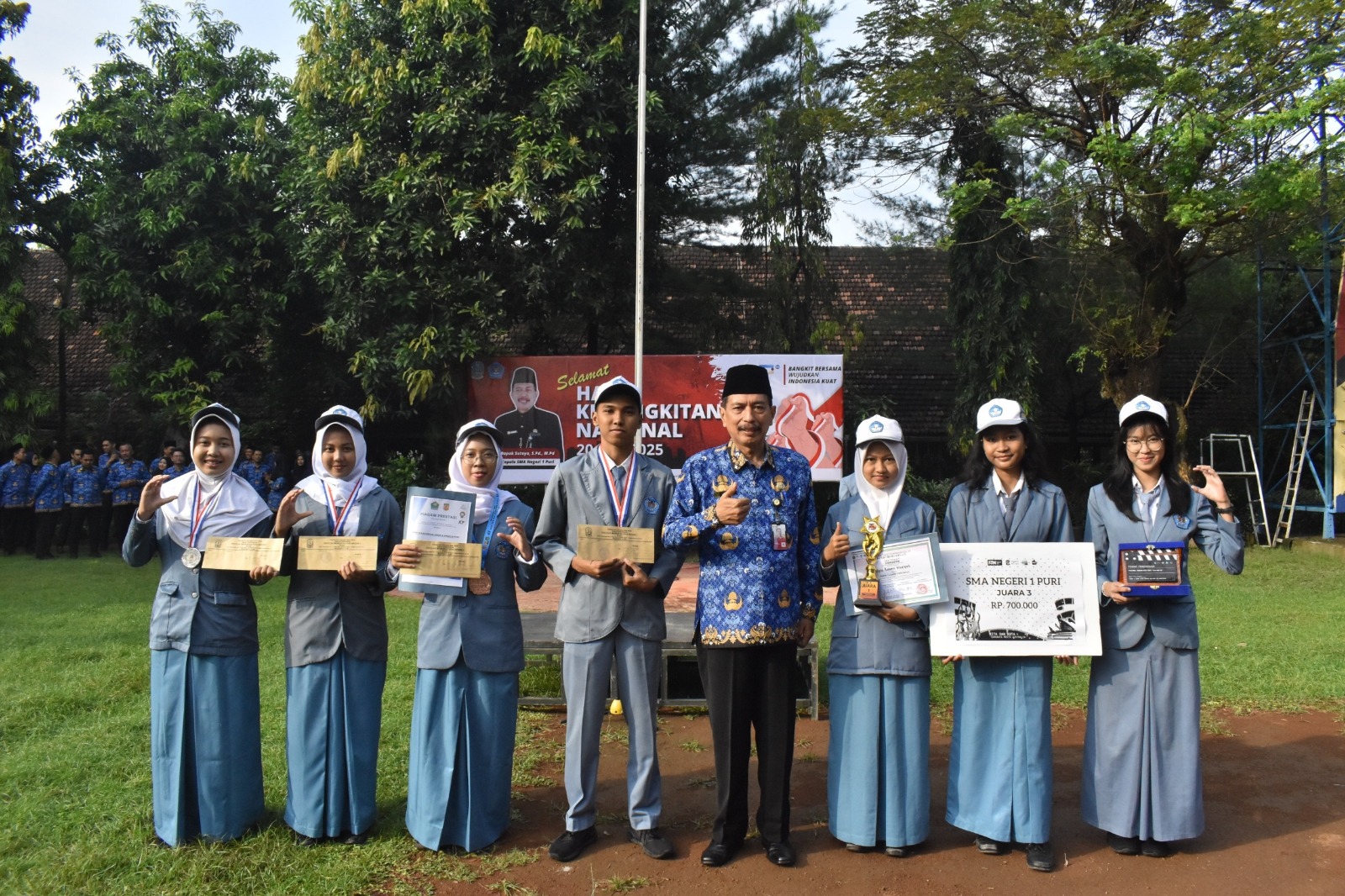 Kepala SMAN 1 Puri, Sutoyo memberikan reward kepada siswa berprestasi.