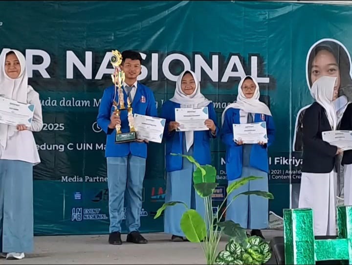 DEBAT: Juara 2, Lomba Debat Bahasa Indonesia Literasi Celebration of HI yang diselenggarakan oleh UIN Maulana Malik Ibrahim Malang, Tingkat Nasional.