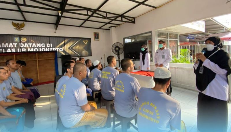 DIPERIKSA: Warga binaan Lapas Kelas II-B Mojokerto menjalani skrining TBC, kemarin (19/6).