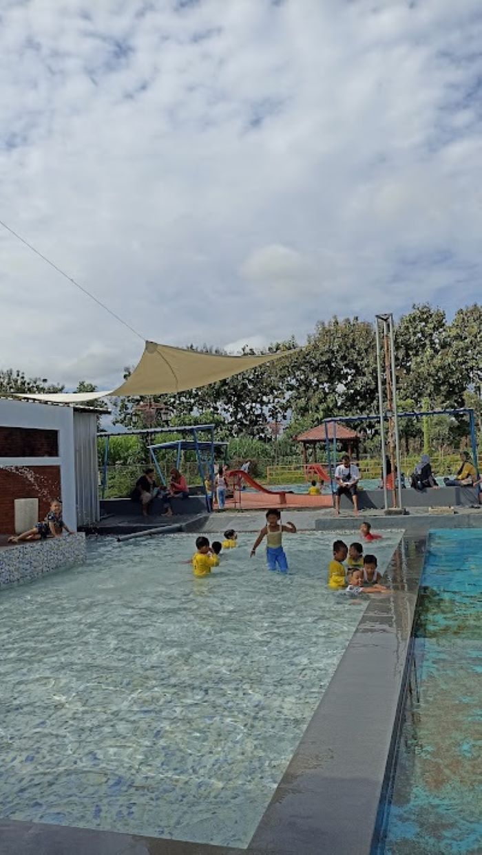 DIMINATI: Aneka wahana di RTH Wisata Gelang Puri, Desa/Kecamatan Puri, Kabupaten Mojokerto.