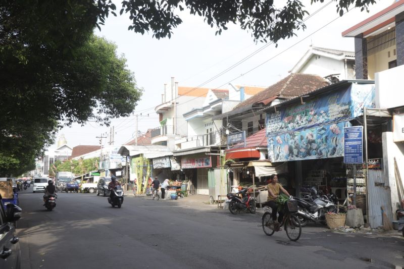 JALAN BERSEJARAH: Kondisi Jalan Residen Pamuji, Kota Mojokerto, kemarin (18/6). Awal abad 20, Soekarno kecil pernah bermukim di salah satu rumah di ruas jalan yang kini jadi area perniagaan tersebut.