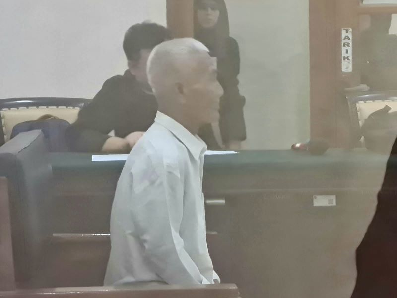 LEBIH BERAT: Didik Urip Supriyanto, terdakwa kasus kesaksian palsu menjalani sidang putusan di Pengadilan Negeri Mojokerto kemarin.