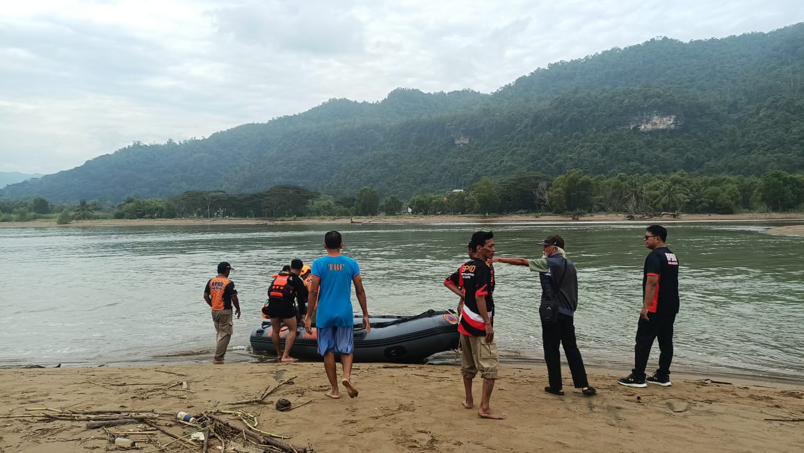 EVAKUASI: Petugas di Pantai Pancer Dorr Pacitan tampak melakukan evakuasi terhadap korban kecelakaan air asal Mojokerto, Jumat (20/6).