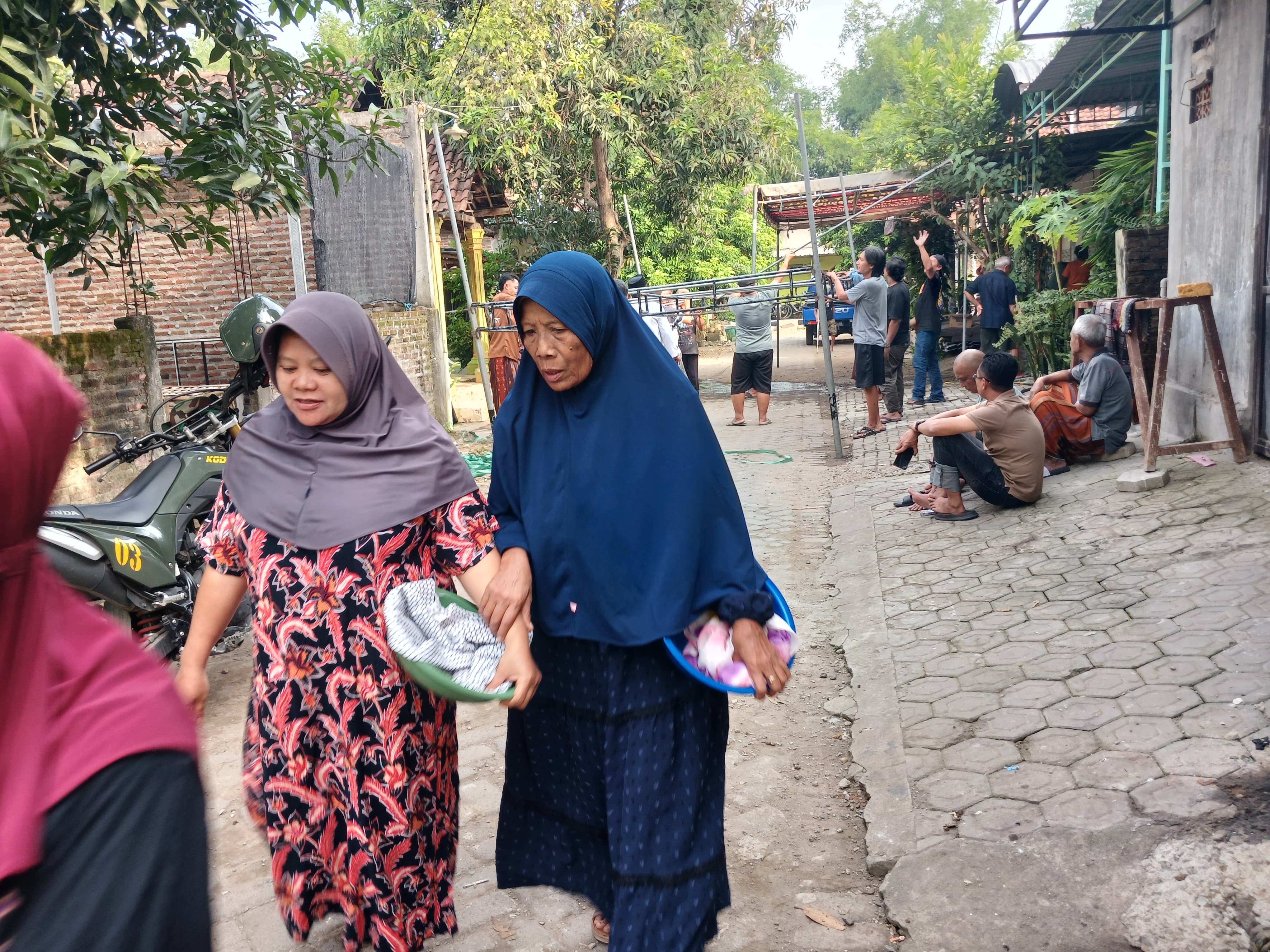BERDUKA: Suasana di rumah duka rombongan keluarga korban tenggelam di Pantai Pancer Dorr, Pacitan, di Desa Kedungmaling, Sooko, Kabupaten Mojokerto, Jumat (20/6).