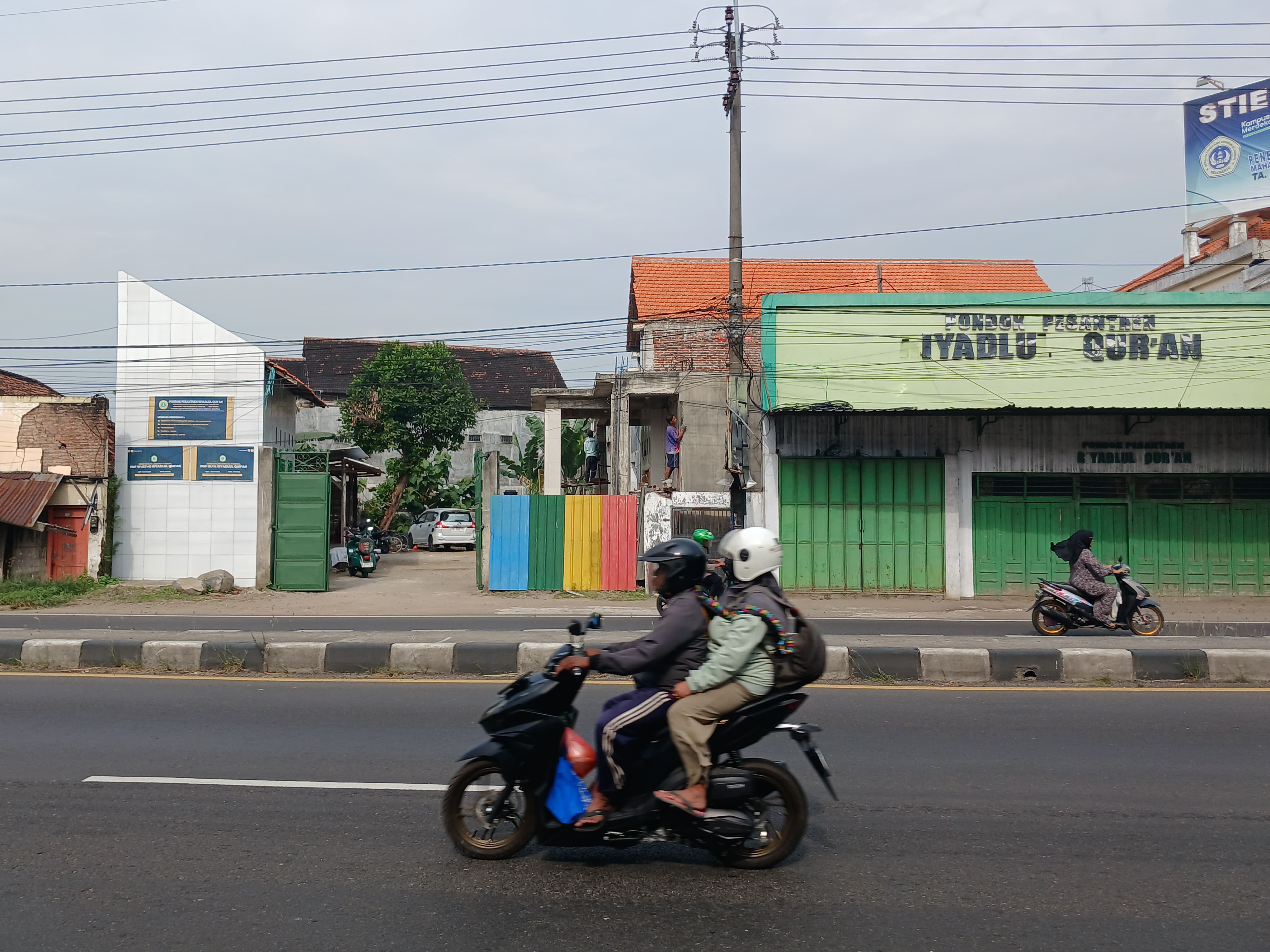 BERDUKA: Suasana di rumah duka rombongan keluarga korban tenggelam di Pantai Pancer Dorr, Pacitan, di Desa Kedungmaling, Sooko, Kabupaten Mojokerto, Jumat (20/6).