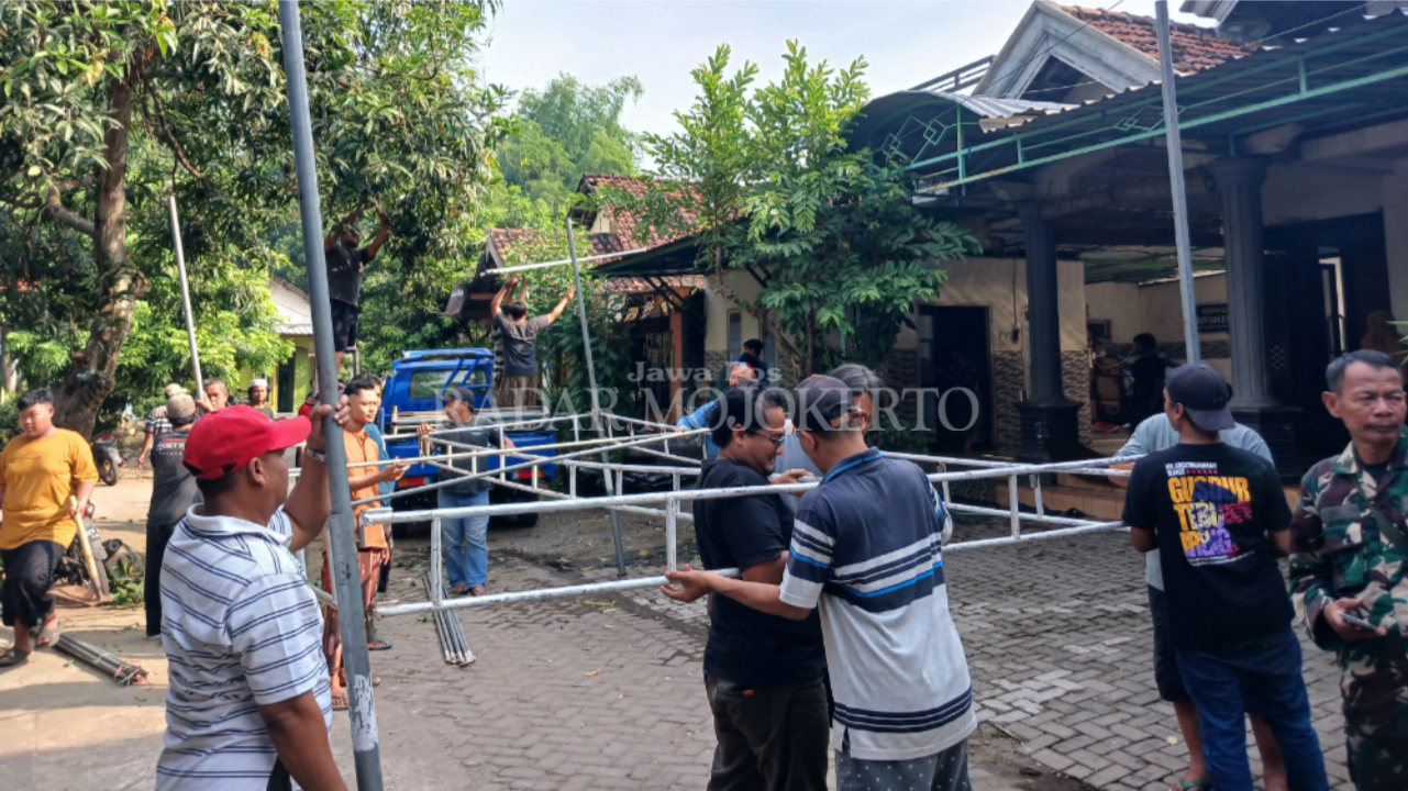 BERDUKA: Suasana di rumah duka rombongan keluarga korban tenggelam di Pantai Pancer Dorr, Pacitan, di Desa Kedungmaling, Sooko, Kabupaten Mojokerto, Jumat (20/6).