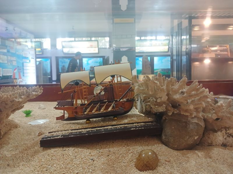MARITIM: Replika kapal dari masa Kerajaan Majapahit di Museum Majapahit, Trowulan.