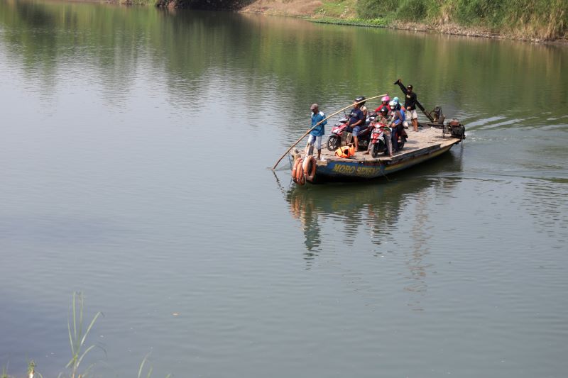 DIANDALKAN: Perahu penyeberangan beroperasi di Sungai Brantas, Kabupaten Mojokerto, yang pada masa Majapahit menjadi jalur perdagangan.