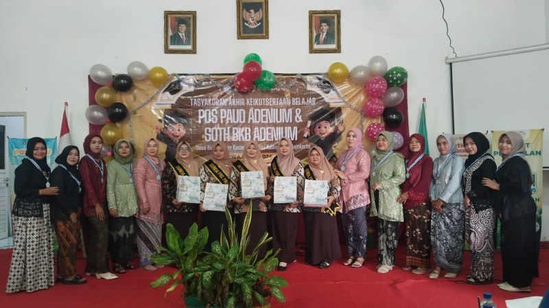 SIMBOL KELULUSAN: Para orang tua menerima sertifikat kelulusan SOTH yang dibarengi dengan tasyakuran akhir keikutsertaan pembelajaran Pos PAUD, Jumat (20/6).