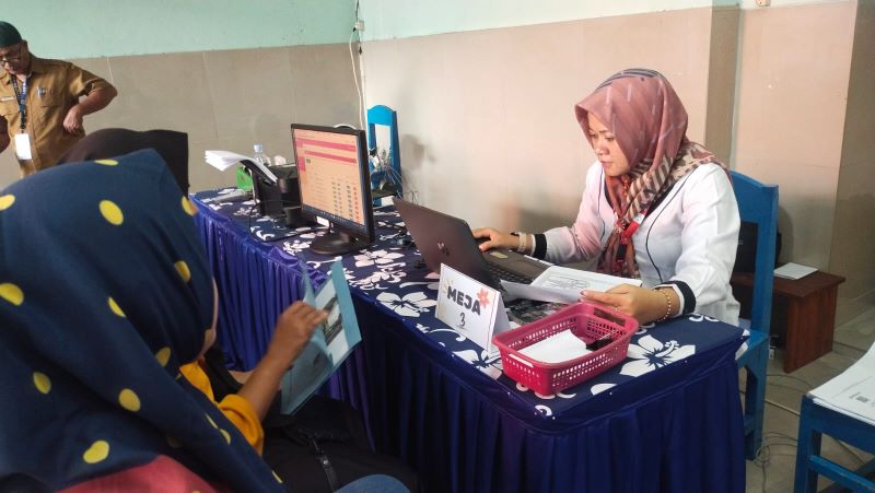 MELEBIHI PAGU: Suasana verval pendaftaran SPMB online di SDN Mojosari, beberapa waktu lalu.