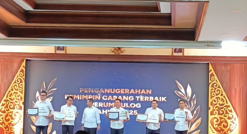 PRESTASI: Pemimpin Cabang Perum BULOG Kantor Cabang Mojokerto Muhammad Husin SH MH saat menerima penghargaan dari Bulog Pusat Rabu (18/6).