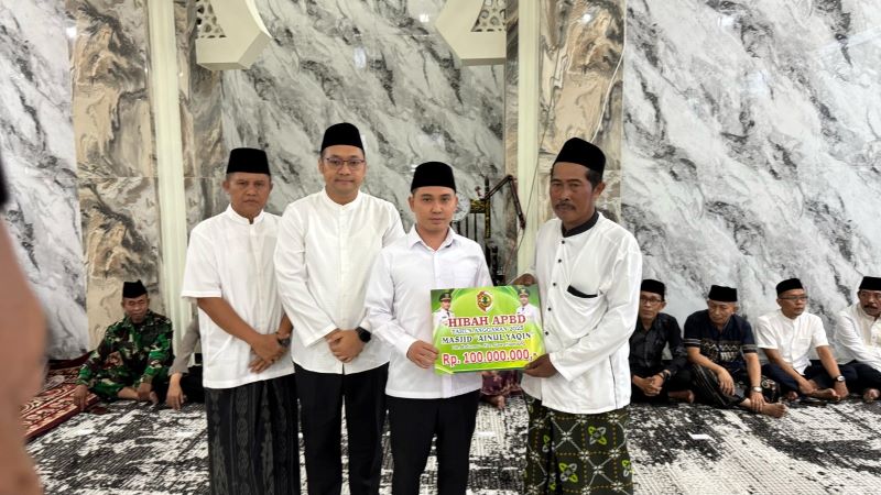 PEMERATAAN: Bupati Mojokerto Muhammad Albarraa didampingi Wakil Bupati Muhammad Rizal Octavian dan Sekdakab Teguh Gunarko menyerahkan bantuan hibah untuk pembangunan masjid di Desa Madureso.