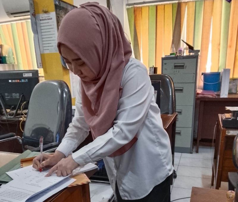 DORONG PEMDA TEGAS: Warga Dusun Kedungpalang, Desa Lakardowo, Kecamatan Jetis menyerahkan petisi mosi tak percaya warga kepada kepala dusun di kesekretariatan Setdakab Mojokerto.