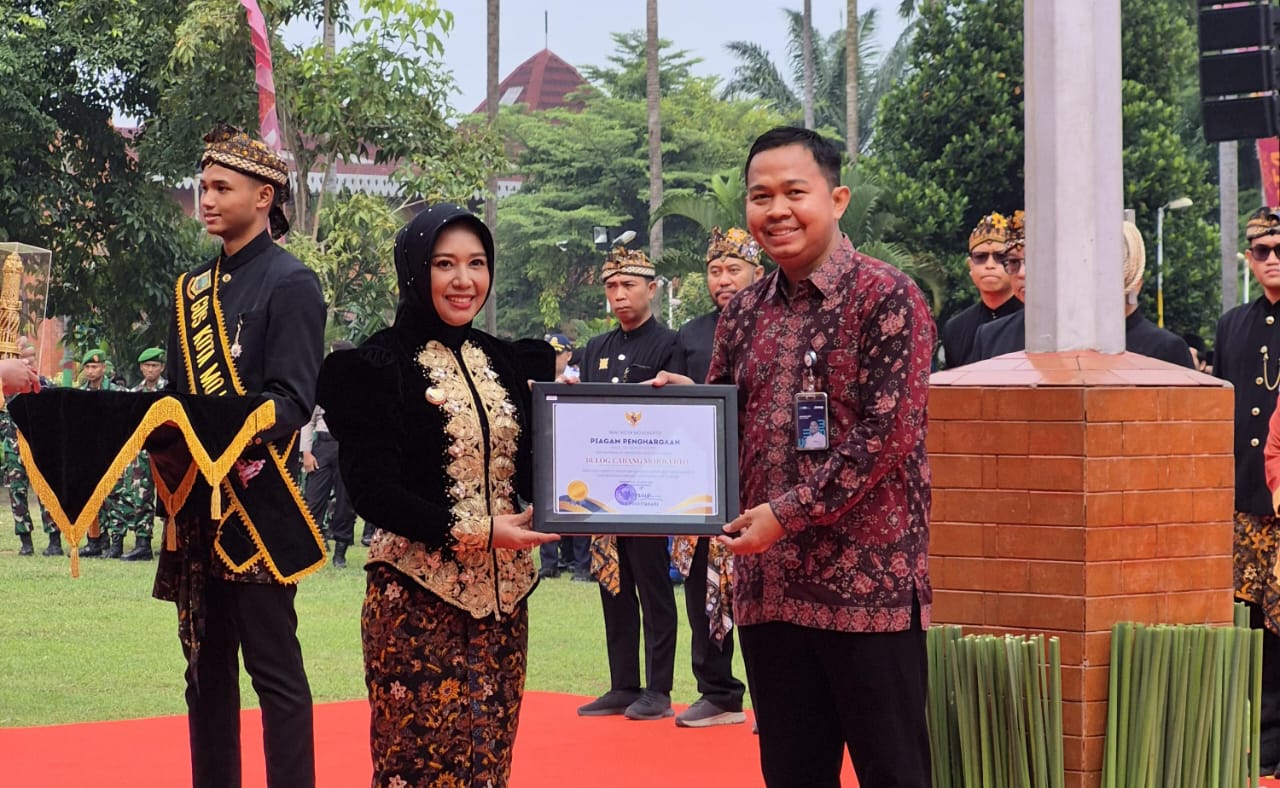MEMBANGGAKAN: Pemimpin Cabang Perum BULOG Kantor Cabang Mojokerto Muhammad Husin SH MH menerima penghargaan dari Wali Kota Mojokerto Ika Puspitasari di Hari Jadi ke-107 Kota Mojokerto Jumat (20/6).