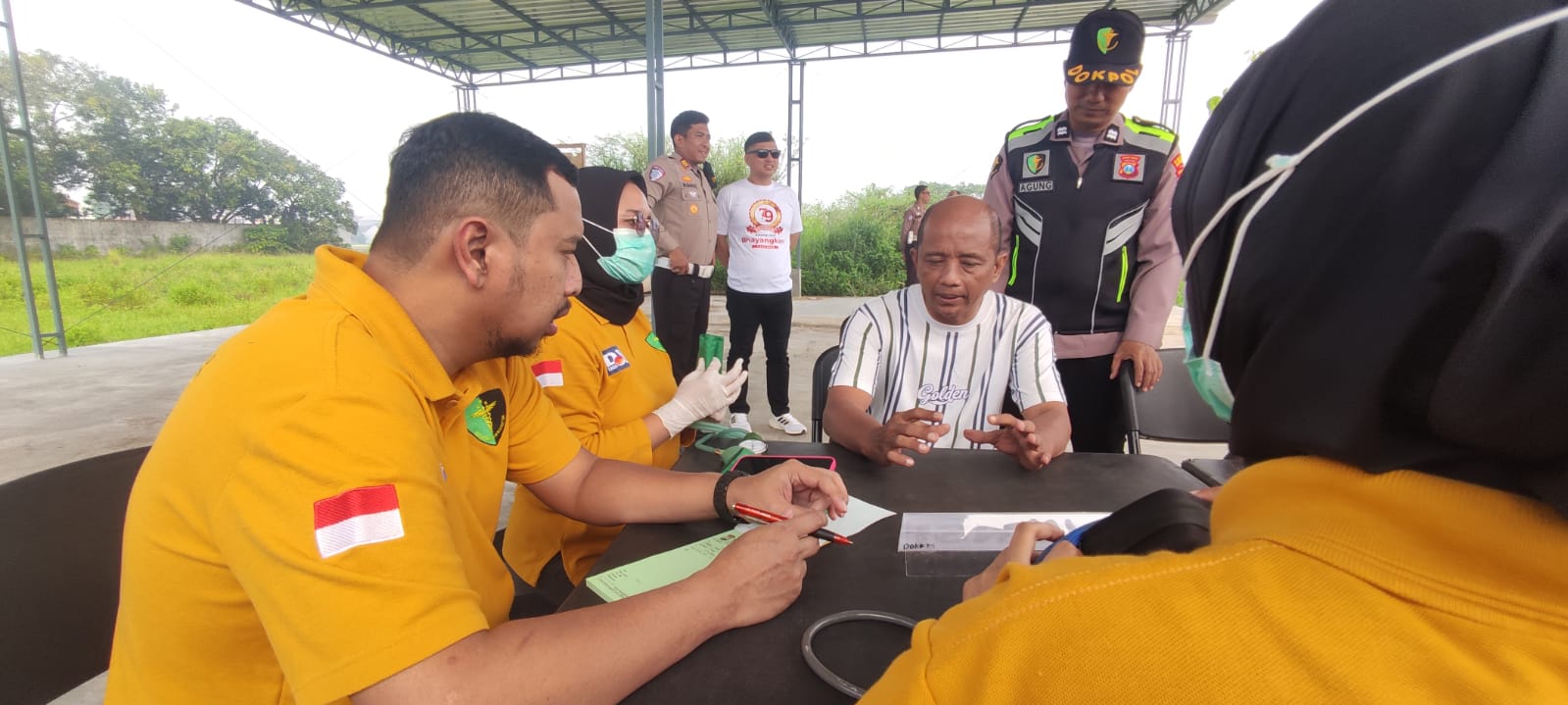 JEMPUT BOLA: Satlantas Polres Mojokerto Kota membuka layanan di CFD Benpas dan Ketiduran, Kota Mojokerto, Minggu (22/6).