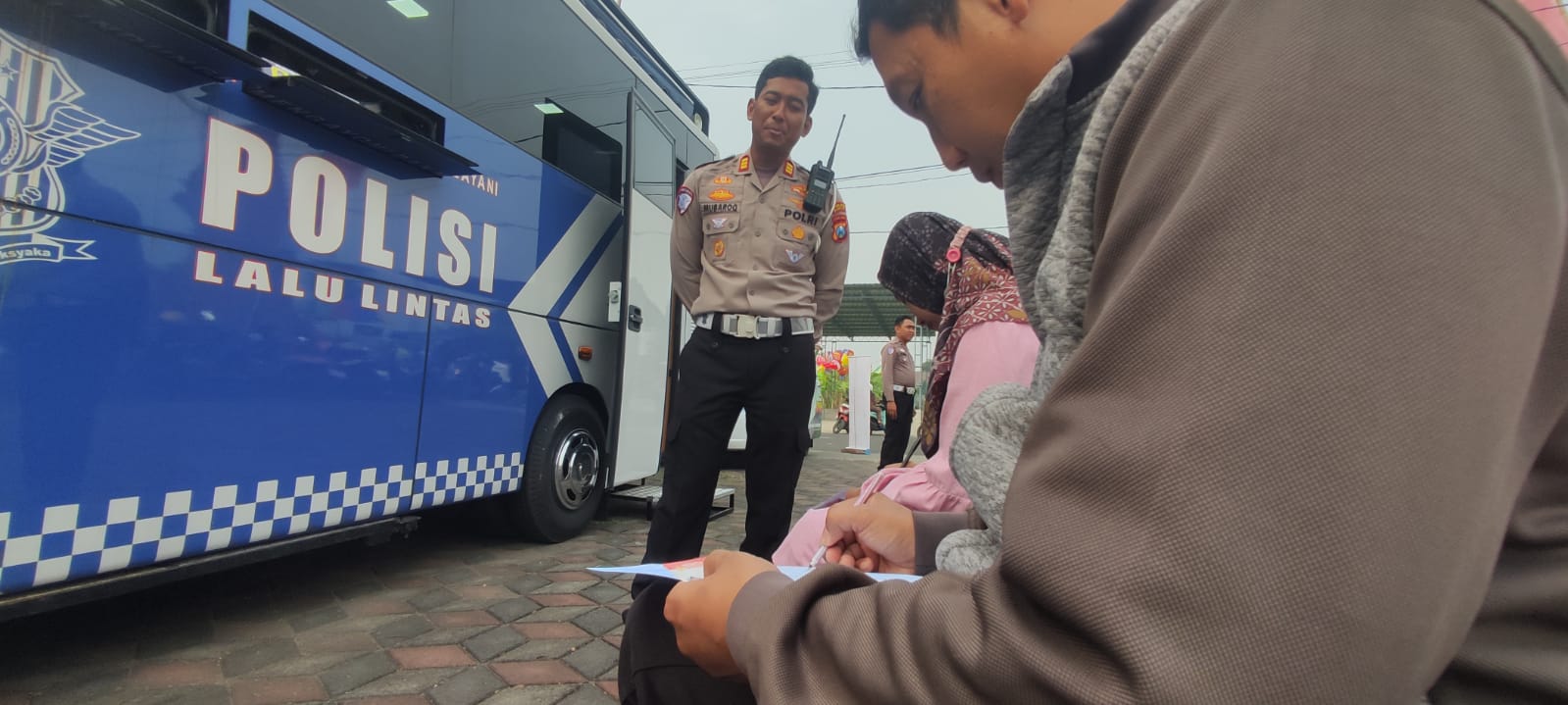 JEMPUT BOLA: Satlantas Polres Mojokerto Kota membuka layanan di CFD Benpas dan Ketiduran, Kota Mojokerto, Minggu (22/6).