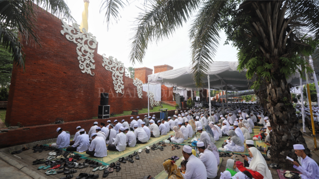 KHUSYUK: Jemaah Al Khidmah menggelar dzikir dan maulidul Rasul di Alun-Alun wiraraja kota mojokerto, Minggu (22/06) pagi.