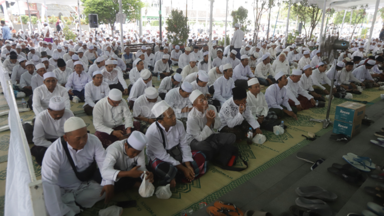 KHUSYUK: Jemaah Al Khidmah menggelar dzikir dan maulidul Rasul di Alun-Alun wiraraja kota mojokerto, Minggu (22/06) pagi.