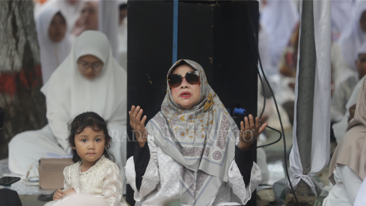 Jemaah Al Khidmah lintas usia khusyuk berdoa.