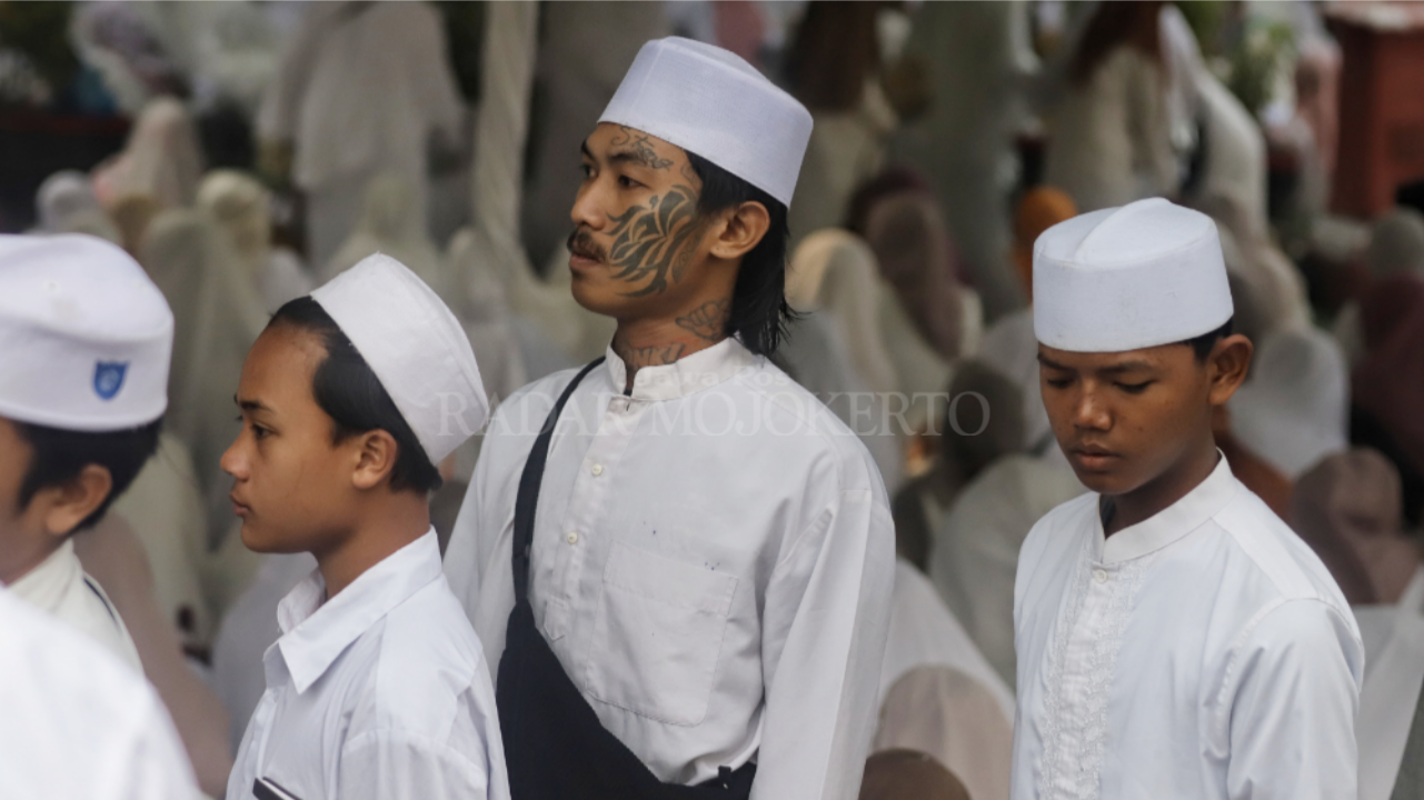 Berbagai latar belakang jemaah hadir di Alun-Alun Mojokerto