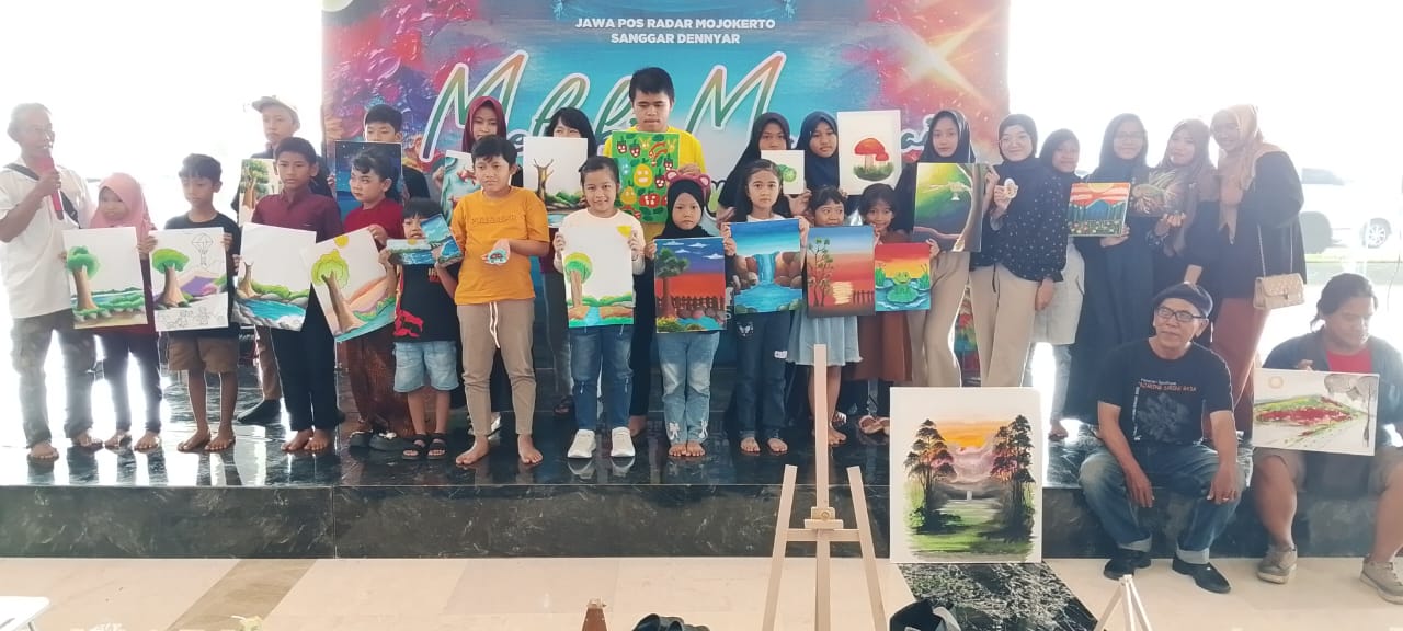 BERKARYA BERSAMA: Seluruh peserta event Melukis, Mewarnai Batu dan Kanvas bersama karyanya di Sunrise Mall 2, Kota Mojokerto, Minggu (22/6).