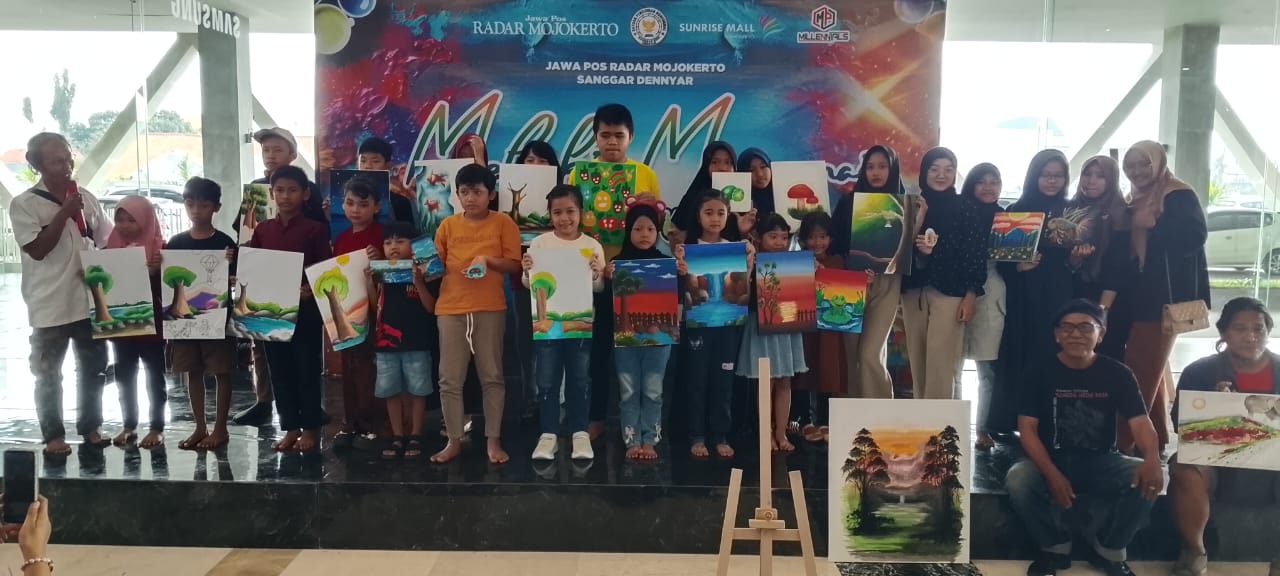 BERKARYA BERSAMA: Seluruh peserta event Melukis, Mewarnai Batu dan Kanvas bersama karyanya di Sunrise Mall 2, Kota Mojokerto, Minggu (22/6).