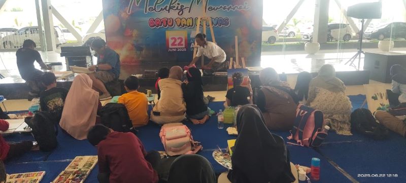 ANTUSIASME: Peserta event Melukis, Mewarnai Batu dan Kanvas mempelajari teknik menggambar sekaligus melukis dipandu sejumlah perupa seni, kemarin (22/6).
