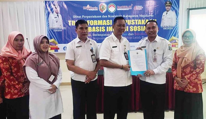 1.	LITERASI: Kepala Disperka Kabupaten Mojokerto dan Kepala SMAN 1 Gondang (pegang naskah) usai melakukan penandatanganan MoU di Aula Disperka Jalan Raya Jabon.
