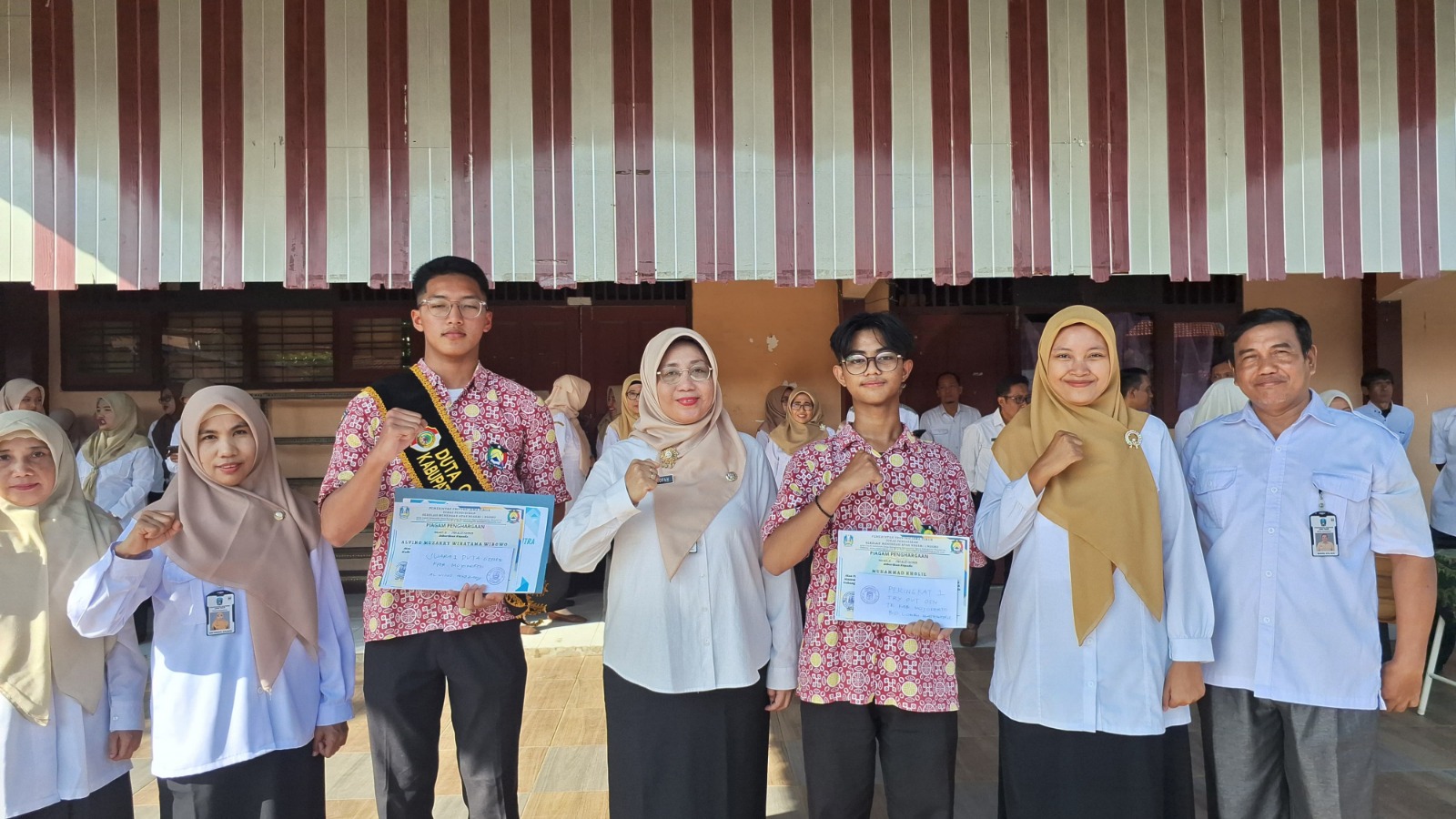 PENGHARGAAN: Kepala SMAN 1 Ngoro, Siti Arofah, S.Pd., M.Pd bersama Muhammad Kholil, meraih peringkat 1 OSN Mata Pelajaran Matematika, dan Alvino Muzakky Wiratama yang dinobatkan sebagai Duta Genre Kab