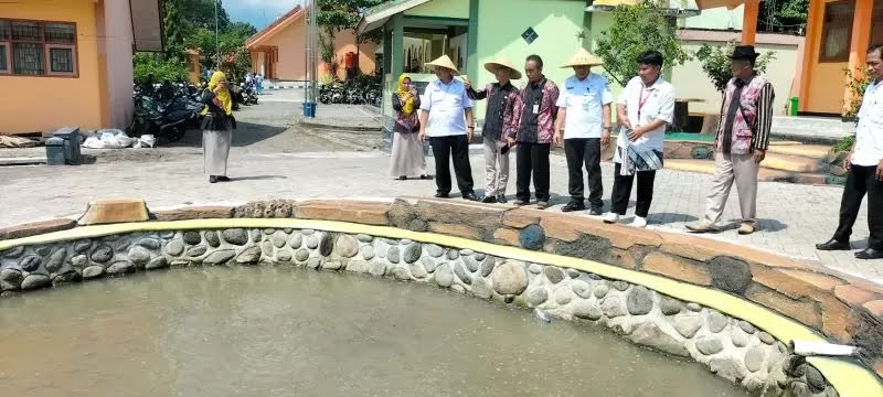 PERDANA: Kepala Cabang Dinas Pendidikan Jawa Timur Wilayah Kabupaten-Kota Mojokerto, Mudianto, menilik kesiapan program school food care di SMAN 1 Pacet.