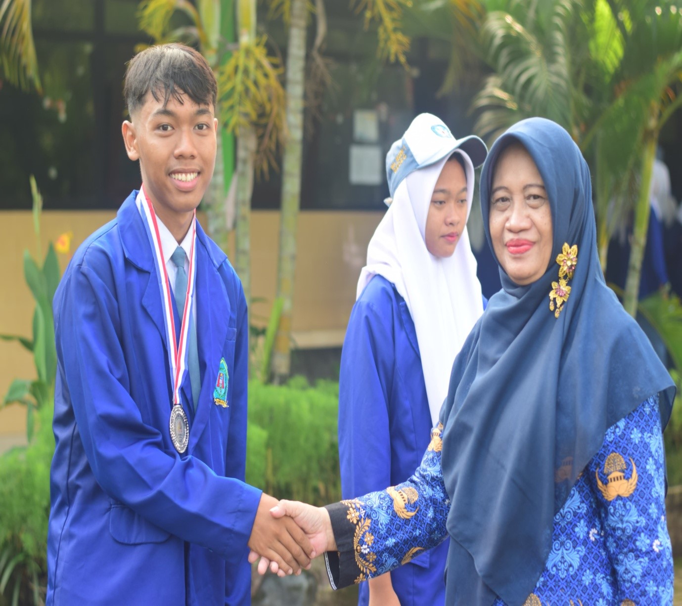 Kepala SMAN 1 Gedeg Nurul Wakhidah