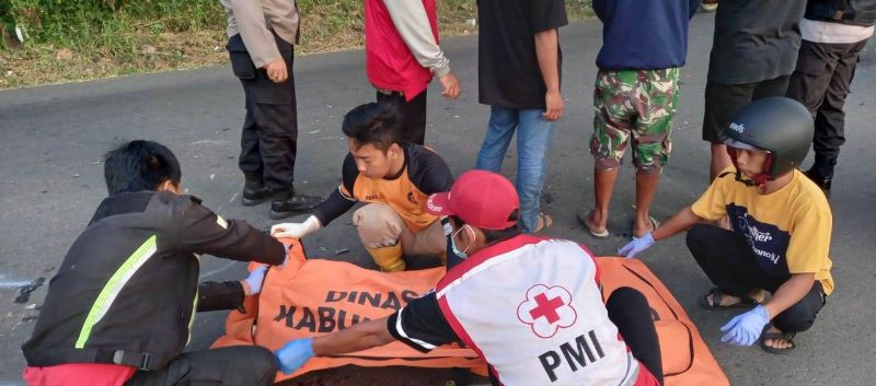 NAHAS: Petugas mengevakuasi korban kecelakaan di kawasan Hutan Watu Blorok, Kecamatan Jetis, kemarin (23/6).