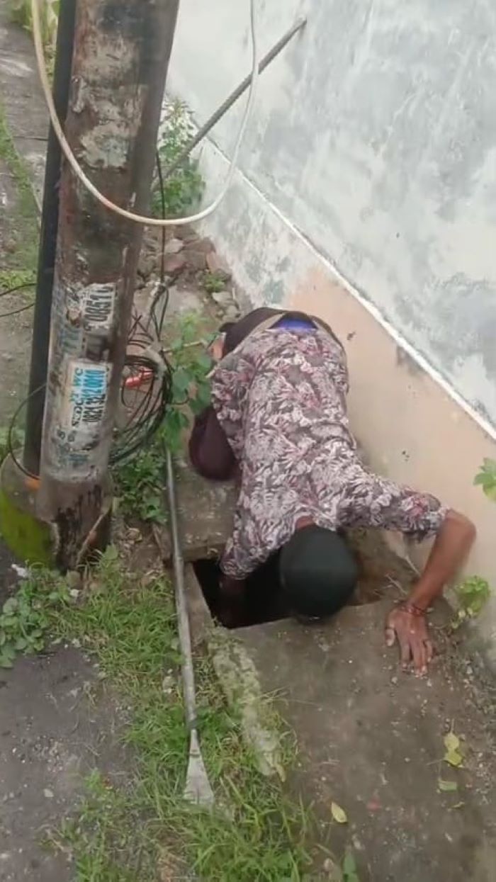 DIKELUHKAN: Petugas teknisi PDAM Maja Tirta memeriksa pipa air di Lingkungan Suronatan gang III, Kelurahan/Kecamatan Magersari, Kota Mojokerto, Jumat (20/6).