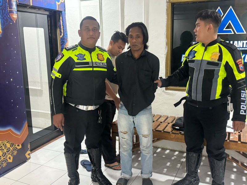 DITANGKAP: Pelaku pembobolan kotak amal ditangkap polisi di Pos Lalu Lintas Kenanten, Jalan Raya Bypass, Kecamatan Puri, kemarin (23/6).