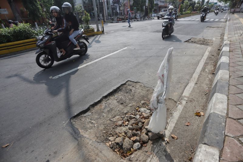 DIURUK SEKADARNYA: Pekerjaan proyek yang menyisakan bekas galian di ruas Jalan Gajah Mada, Kelurahan Balongsari, Kecamatan Magersari, kemarin.