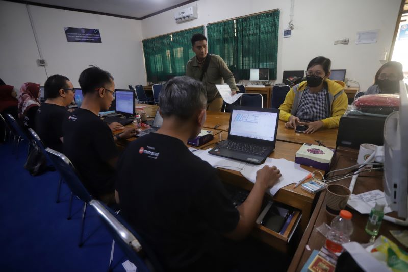 HARI PERTAMA: Orangtua calon siswa mendatangi posko pendaftaran sekaligus server center SPMB online di ruang laboratorium komputer SMPN 1 Mojokerto, kemarin (23/6).
