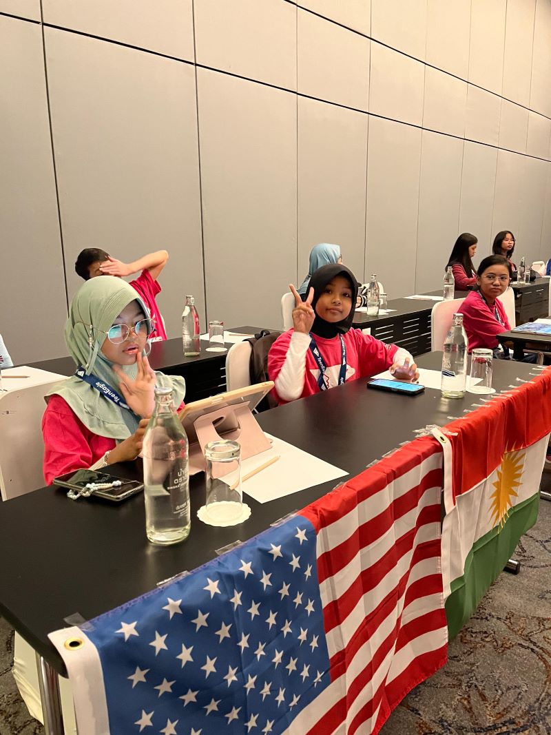 MENDUNIA:  Kegiatan siswa saat lomba internasional di Thailand dan Inggris.