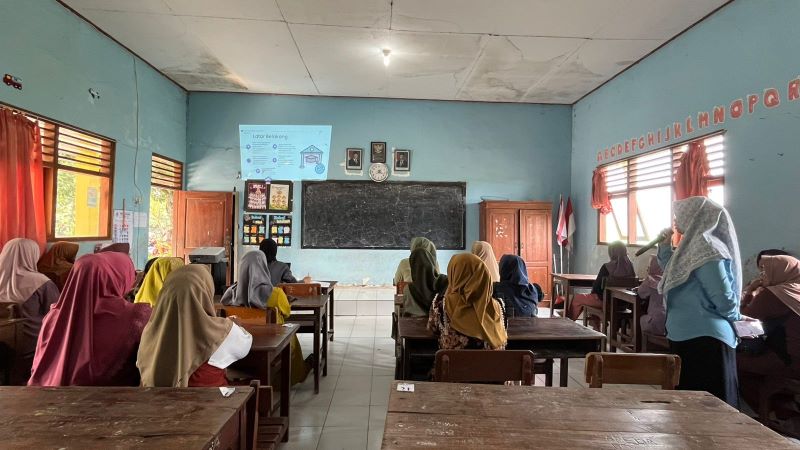 DIBUKA SERENTAK: Suasana hari pertama pendaftaran SPMB tahun ajaran 2025/2026 jenjang SD negeri yang digelar secara offline, kemarin (23/6).&nbsp;