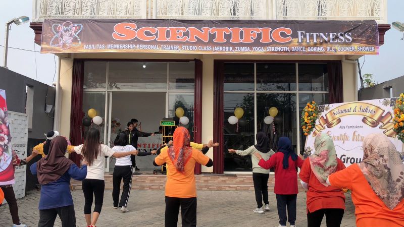 TRIAL: Para pengunjung diajak senam aerobik saat grand opening Scientific Fitness, Minggu (22/6).