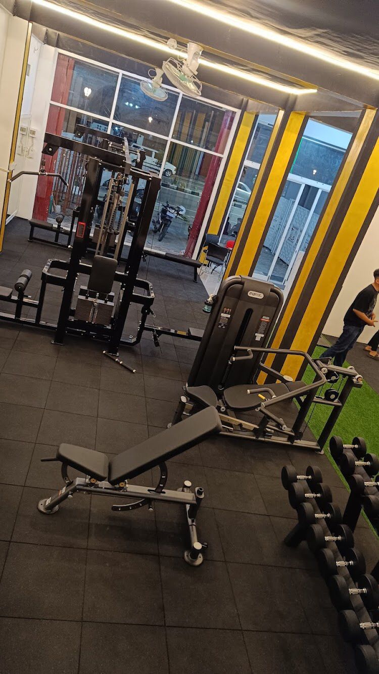 MEMADAI: Peralatan gym di Scientific Fitness telah berstandar nasional, menambah kenyamanan pengunjung dalam berolahraga.