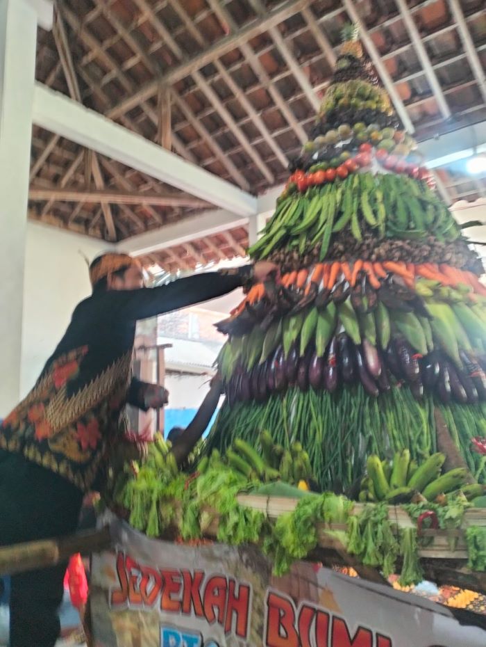 MERIAH: Diwarnai arak-arakan hasil bumi, pelaksanaan sedekah bumi Dusun Sumberdadi, Desa Gunungsari tahun ini juga menyuguhkan penampilan reog.