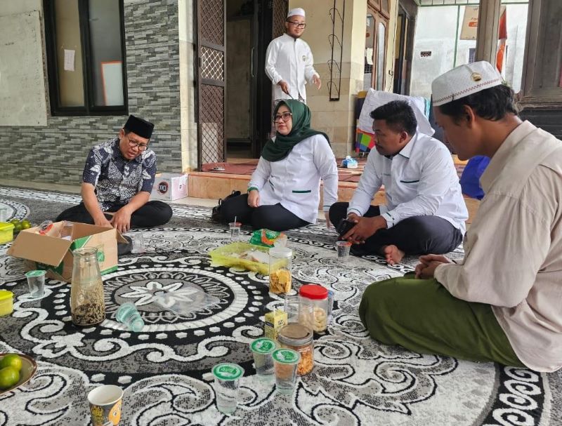 TURUT BELA SUNGKAWA: Anggota DPR RI Abdul Halim Iskandar didampingi Ketua DPRD Kabupaten Mojokerto Ayni Zuroh dan Ketua Komisi IV Fraksi PKB M. Agus Fauzan menyampaikan bela sungkawa di rumah duka.