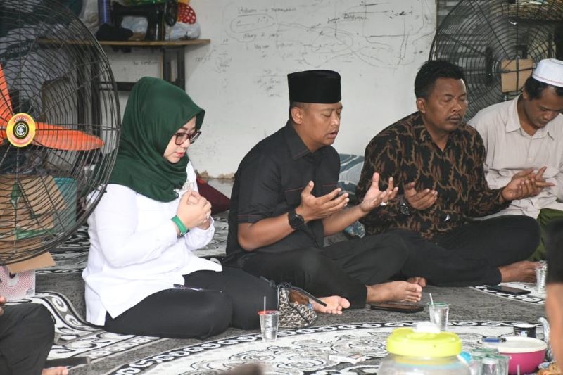 KIRIM DOA: Ketua DPRD Ayni Zuroh, Kapolres Mojokerto AKBP Ihram Kustarto, Dandim 0815 Letkol Inf Rully Noriza, Wabup M. Rizal Oktavian dan Sekdakab Teguh Gunarko serta Ketua Komisi IV Fraksi PKB .
