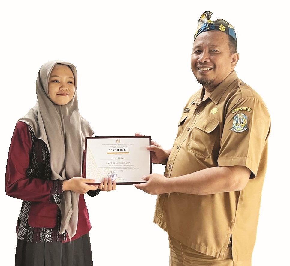 PRESTASI: Salah satu siswa jurusan desain dan produksi busana berhasil meraih kejuaraan lomba desain gaun, beberapa waktu lalu.